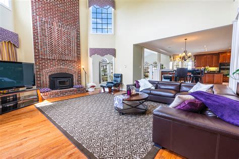 Inside house - 6,280 square feet. Price: $1.2-1.5 million. 5505 Farnam St., Fairview, Omaha, Nebraska, is home to a distinguished resident whose name will be no stranger to almost anyone alive. Born in Nebraska, USA, Warren Buffett, nicknamed the "Oracle of Omaha," is one of the most successful investors ever. His net worth and how he made it is the stuff of ...